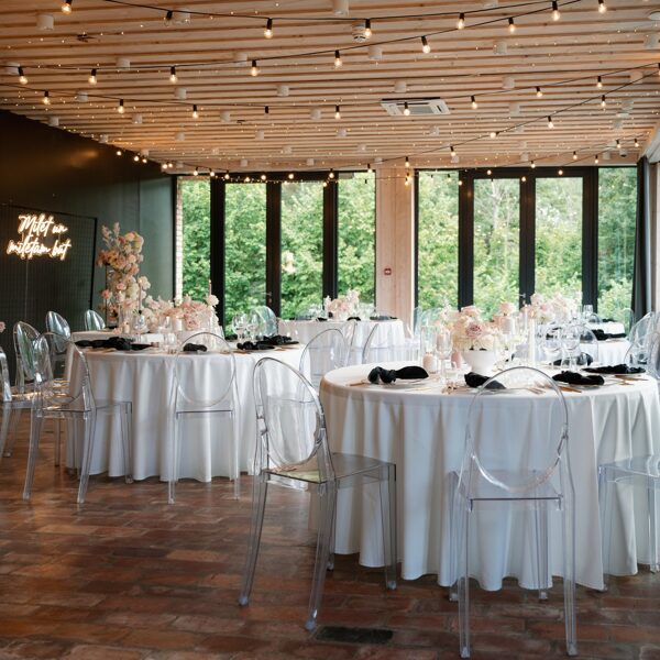 Kāzu svinību zāles dekorācijas