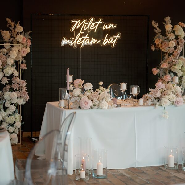 Jaunlaulāto galda dekorācijas