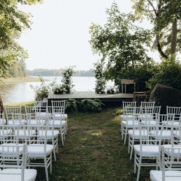 Kāzu ceremonija pie dabas