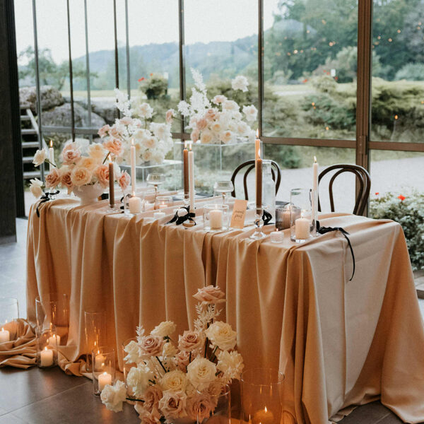 Jaunlaulāto galda dekorācijas