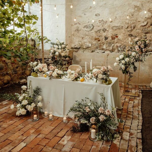 Jaunlaulāto galda dekorācijas