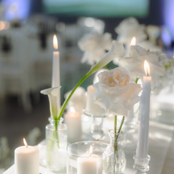 Kāzu galdu dekorācijas