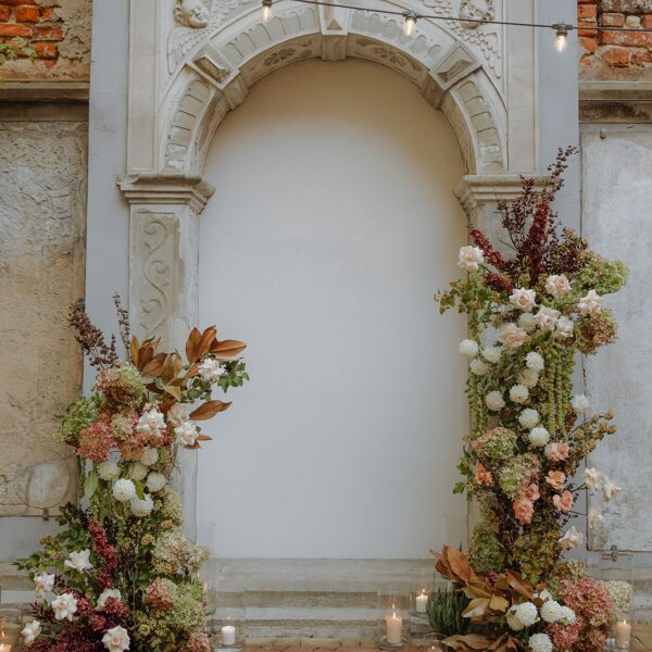 Divdaļīga kāzu arka