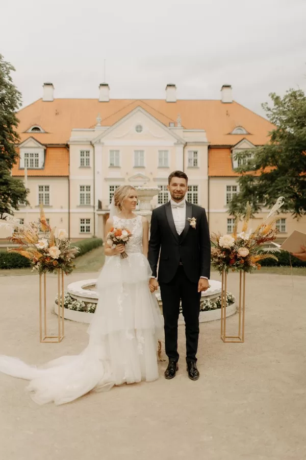 Vasaras siltais vakars Mālpils muižas dārzā