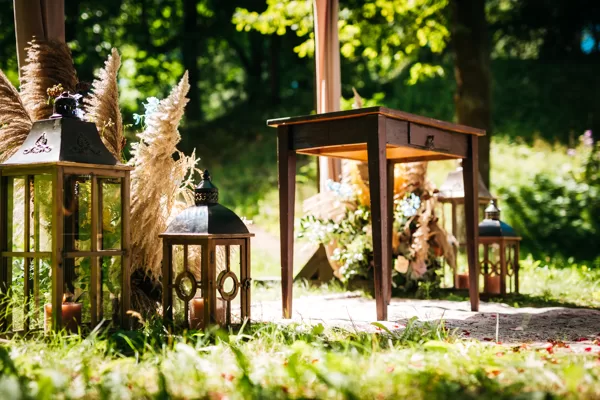 Tumšs koka galdiņš - 35,00 eur