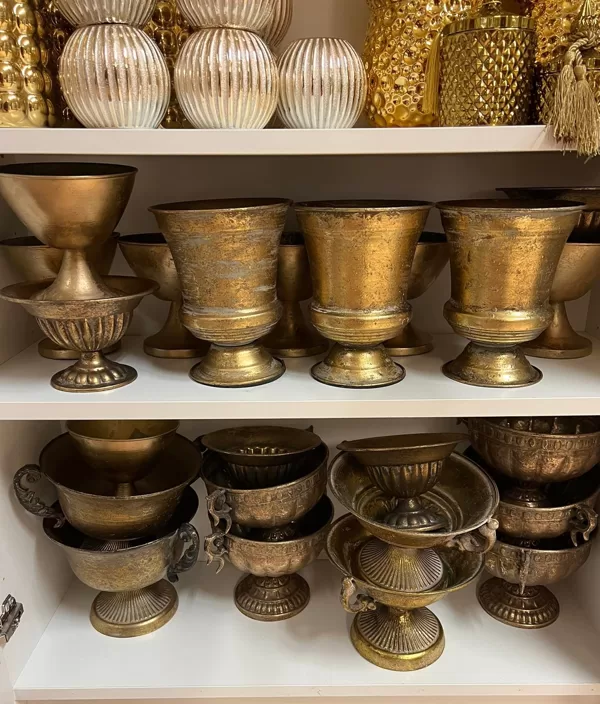 Dažādas zelta vāzes ziedu kompozīcijām - 5,00 eur